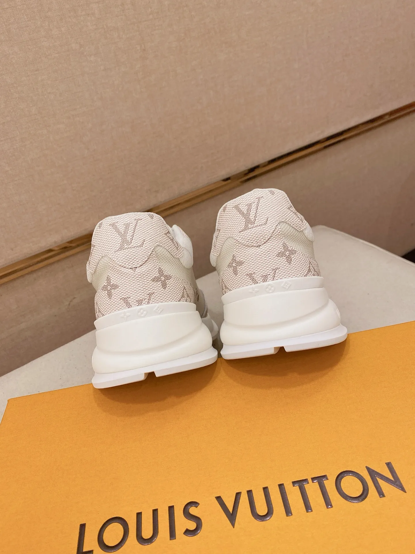Men's shoes💰 462💰louis vuitton (Louis Vuitton/lv)🔍🔍The new counters are on sale at the same time. The uppers are imported from Italy. ️Re-engraved🇮🇹💪💪, ⚠Sole: The original sole is specially provided by the original factory, the exclusive movable molded sole is super comfortable, ⚠Original factory follow-up goods, 🔍🔍high quality, you can go in and out of the counter at will, welcome to compare⚠. Code number: 38-44 (45/46 customized, non-refundable)